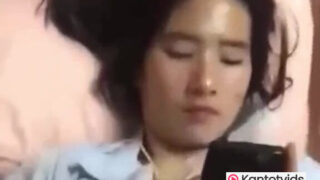 Kinantot si Atabs Kahit Nakatutok pa sa Kanyang Phone