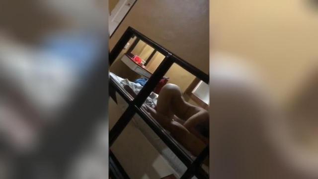 Mirror Shot habang si Pakner ay Chumuchupa