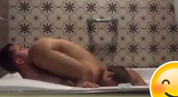 Nagtagal sa banyo si burikat dahil may nililinis na burat