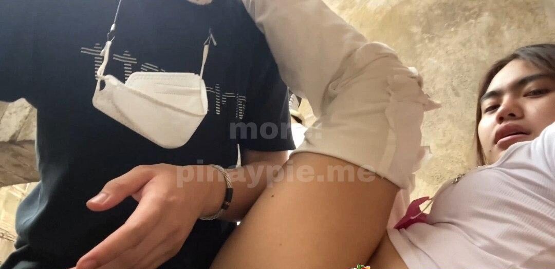 Iniyot sa gilid ng kanal habang namamasyal