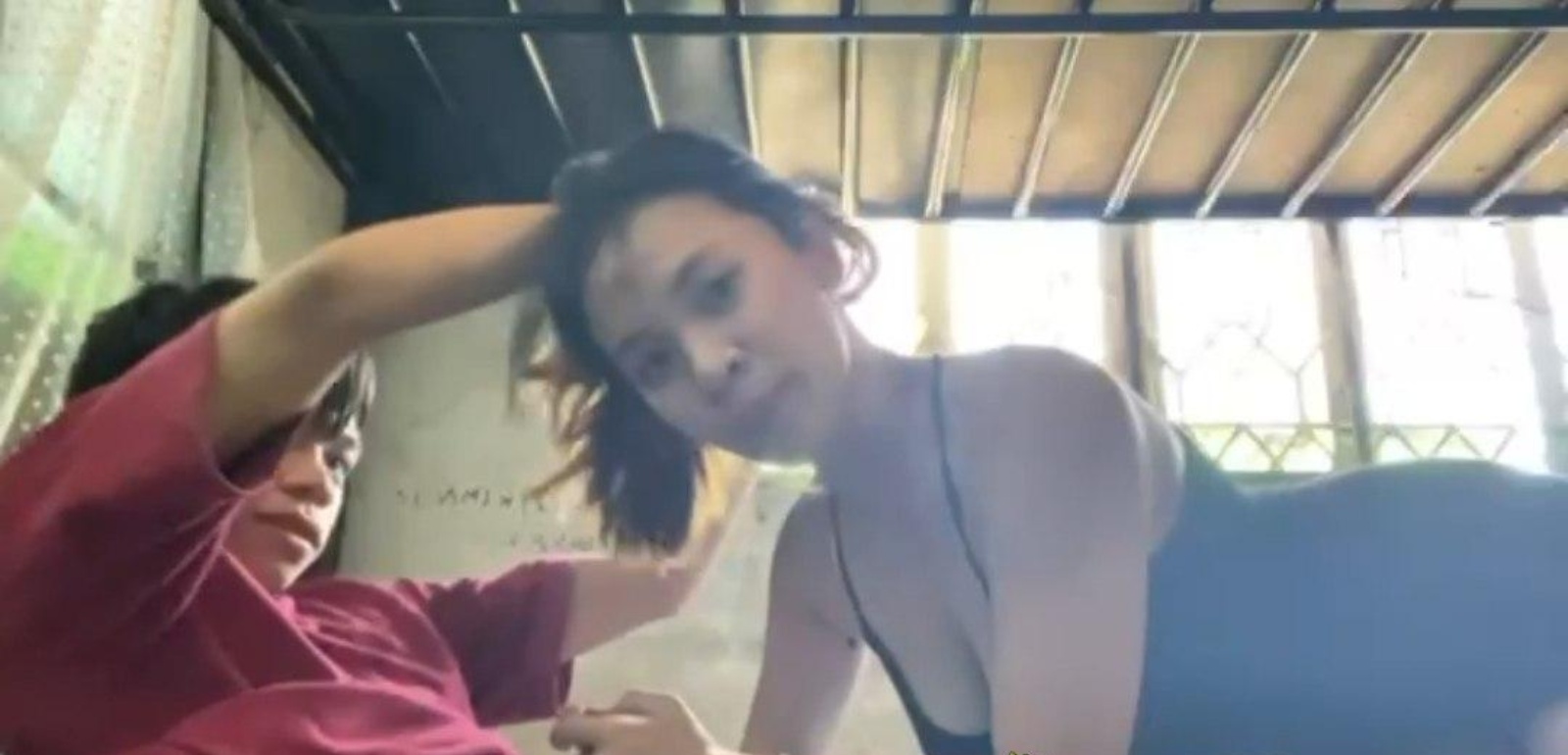 Pinatungan ko si beshie habang nagsa soundtrip kami
