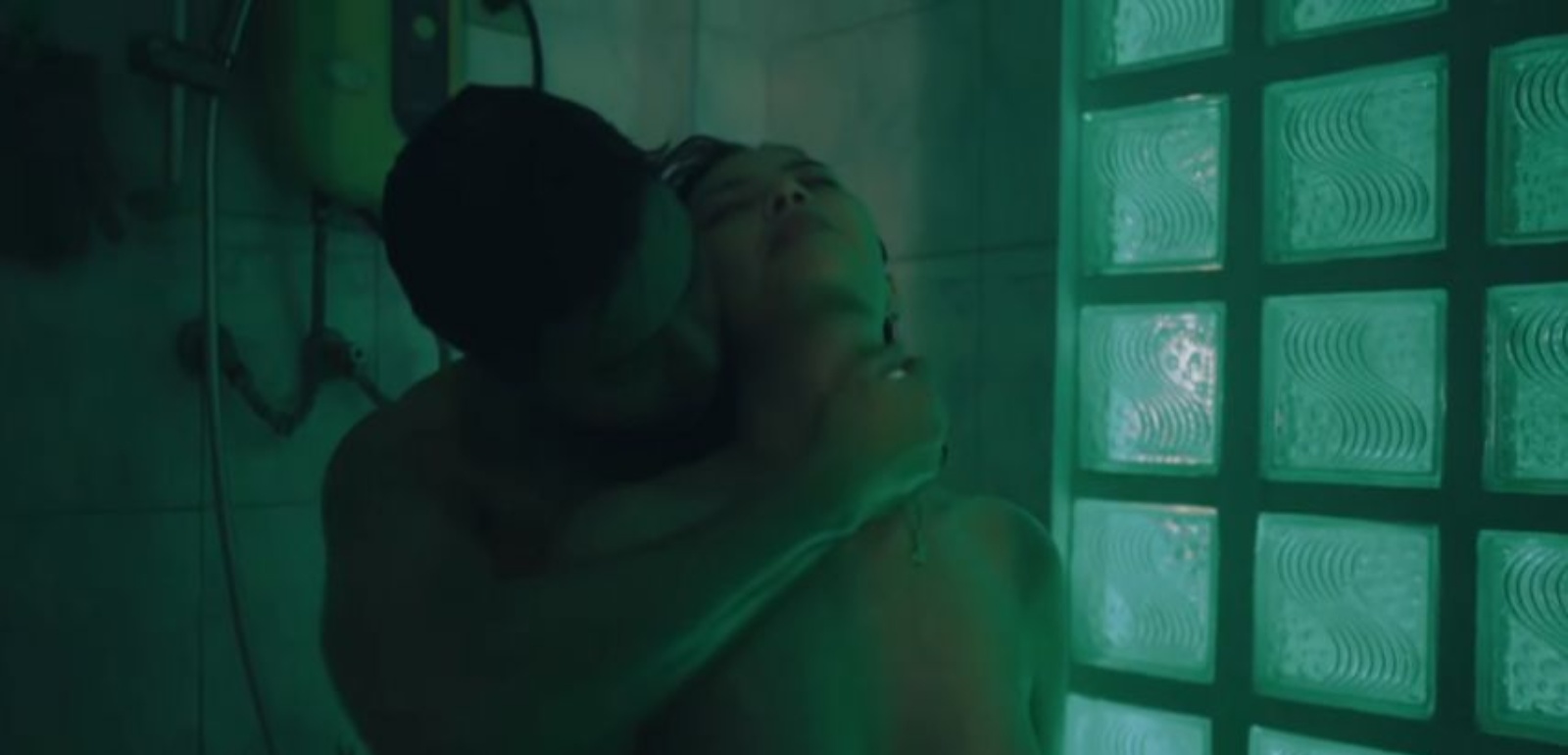 Buti pa si Kaiser May Katulong Mag Shower