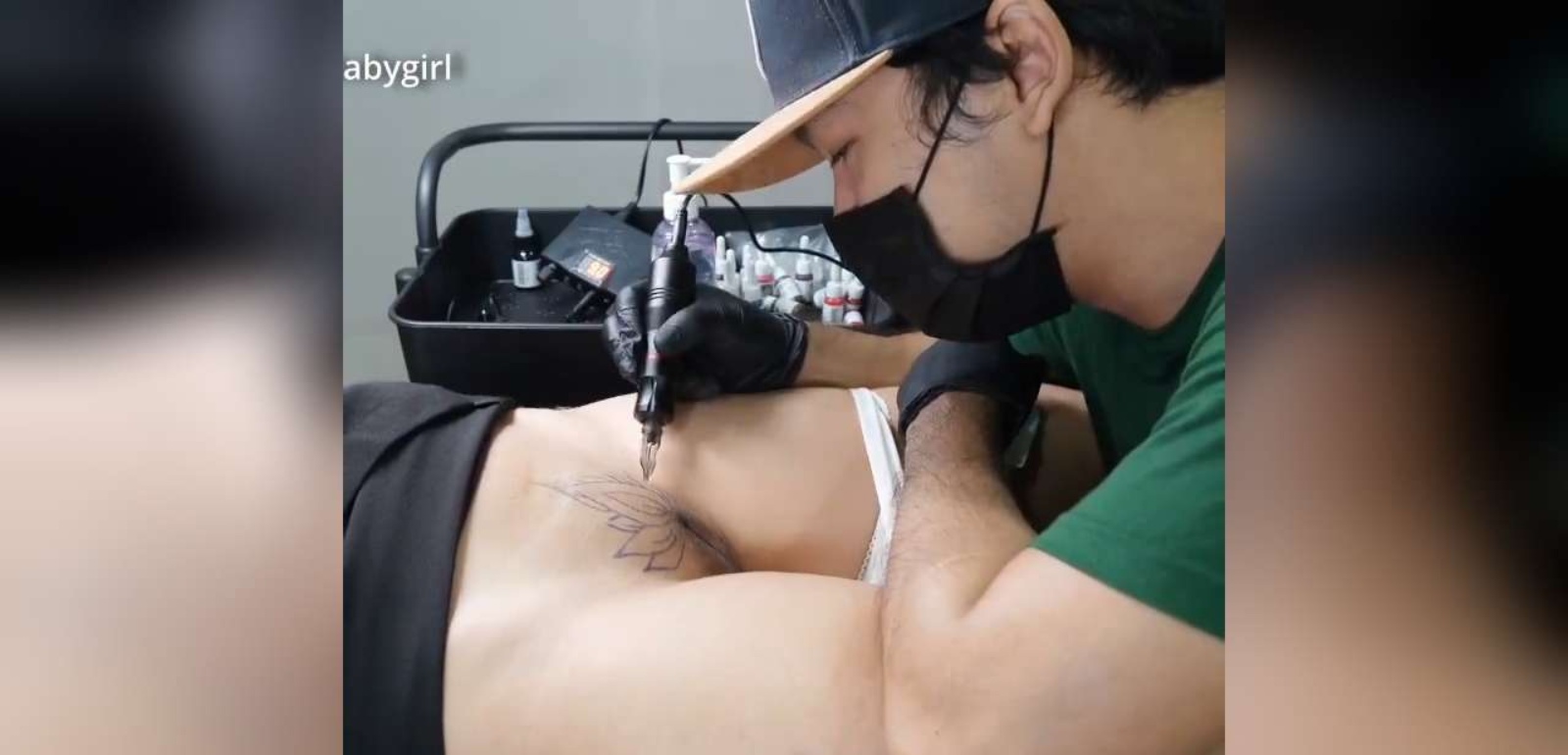 Puting Tinta sa Gitna ng Dalawang Hita